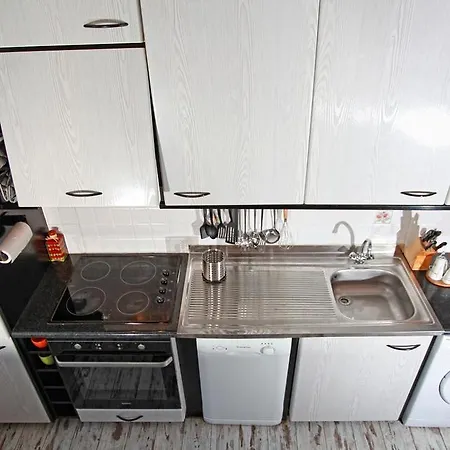 Apartman Raya Maisonette *